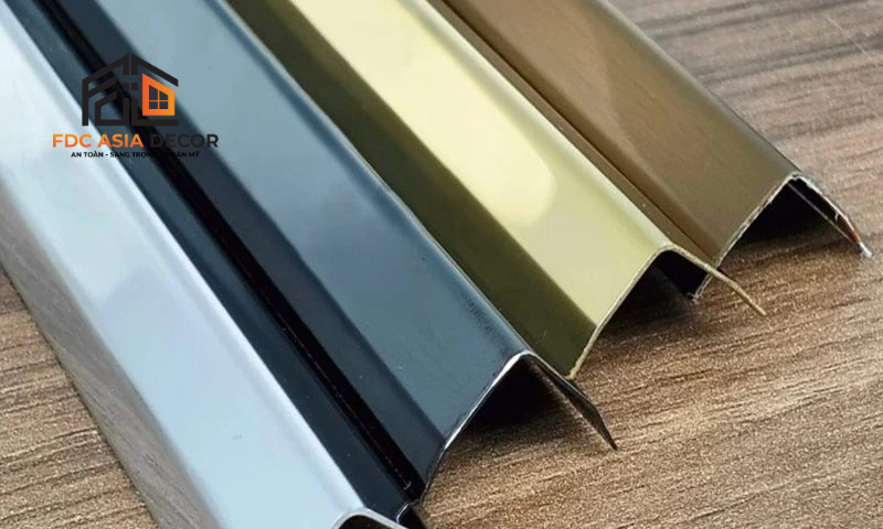 nẹp inox g&oacute;c tường